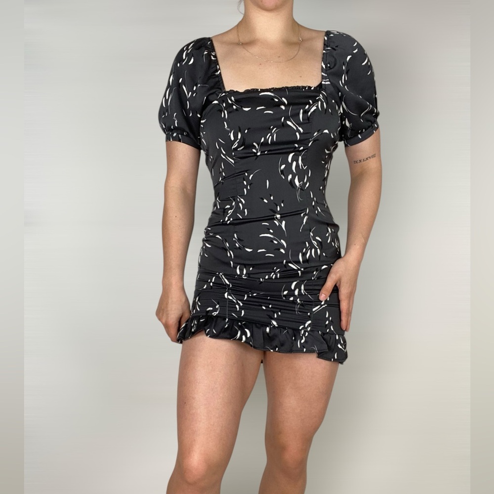 SALTWATER LUXE Floralβ Square Neck Mini Dress Short Sleeve Ruffle